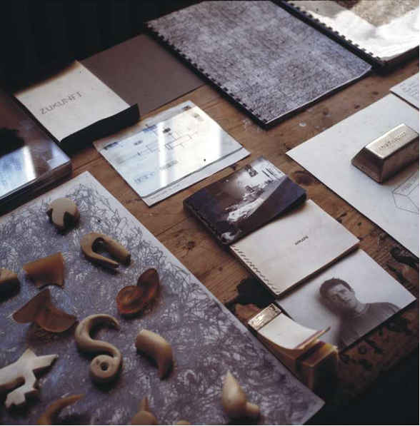 Tisch mit Arbeiten, Jahresausstellung 1996